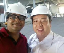 Boss Huang and foreign friends visit the factory.